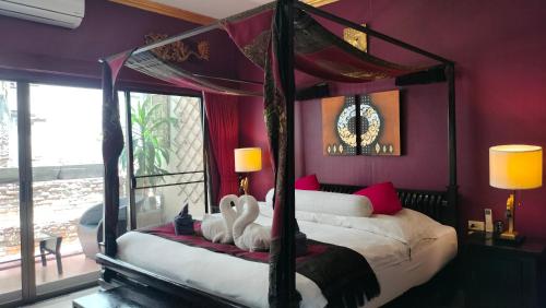 เตียงในห้องที่ LePrive Resort