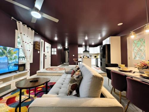 ein Wohnzimmer mit Sofa und Fernseher in der Unterkunft Regal Ranch Retreat in Lawrenceville