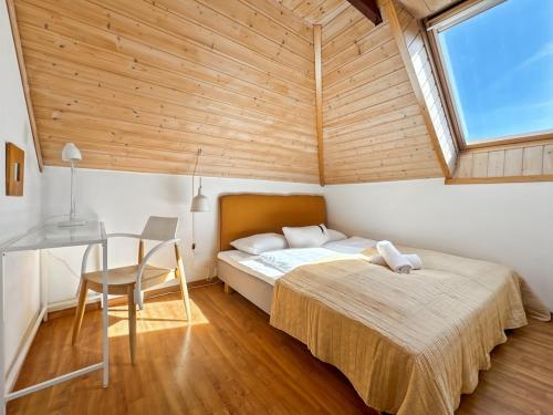 En eller flere senge i et værelse på Scenic Escape - Stavanger Loft BnB 33