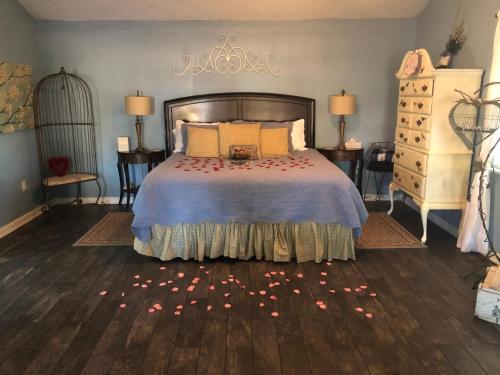 una camera da letto con un letto e una cassettiera di Cottages At Willow Pond a Guthrie