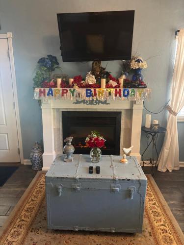 un soggiorno con camino con baule grigio di Cottages At Willow Pond a Guthrie