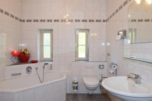 Kylpyhuone majoituspaikassa Gasthaus Ochsenwirt