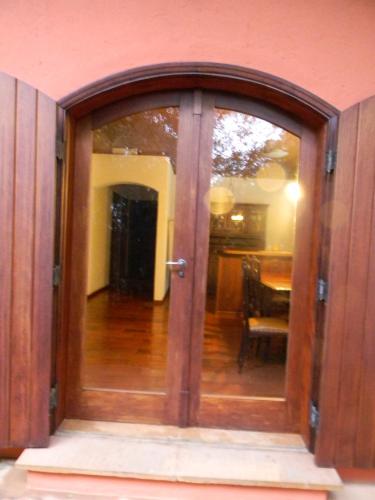 an entrance to a room with a wooden door at Casa do sol in Monte Verde