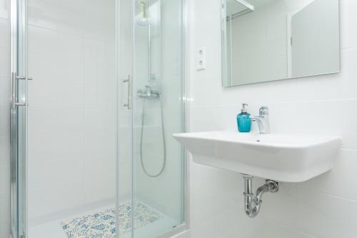 羅維尼的住宿－Apartment Zdenac，白色的浴室设有水槽和淋浴。
