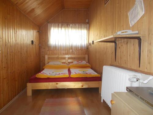Llit o llits en una habitació de Sárvári Vendégház Pécs,Hosszúhetény