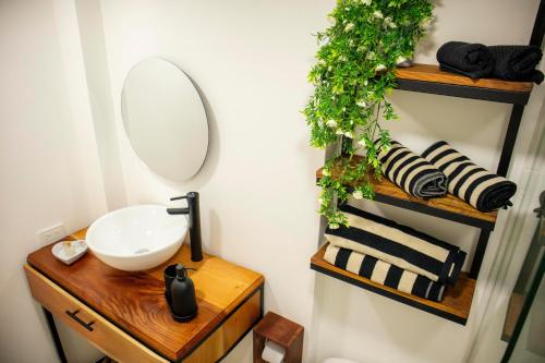 a bathroom with a sink and a mirror at Entre balcones in Jericó