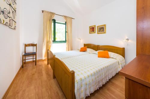 Postel nebo postele na pokoji v ubytování Apartment Eva - Molat