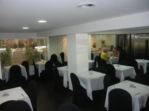 
a dining room filled with tables and chairs at Hotel Corbel Superior in Mar del Plata
