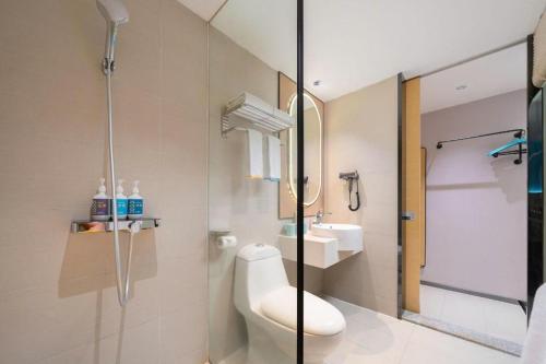 une salle de bain avec une douche, des toilettes et un lavabo dans l'établissement City Comfort Inn Liuzhou Luzhai Walking Street, à Luzhai