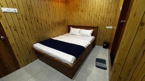 En eller flere senge i et værelse på Pks hotel shahanai