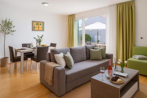 Sunny Resort 1-bedroom apartment 1211