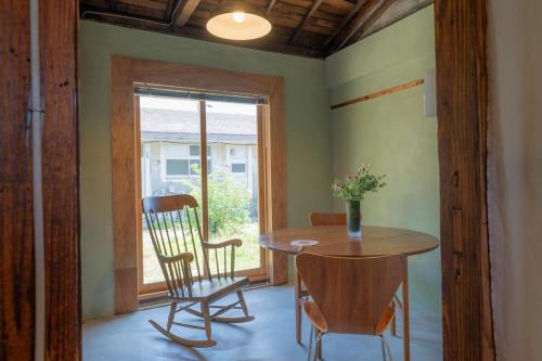 a dining room with a table and chairs and a window at On stay 月見台 in Yokosuka