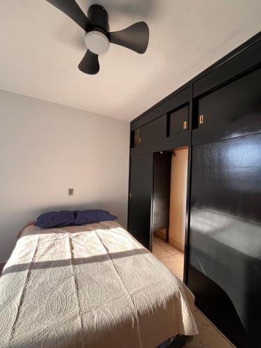 a bedroom with a bed and a ceiling fan at Departamento amplio en el centro de Ixmiquilpan "Casa de las Aguas" in Ixmiquilpan
