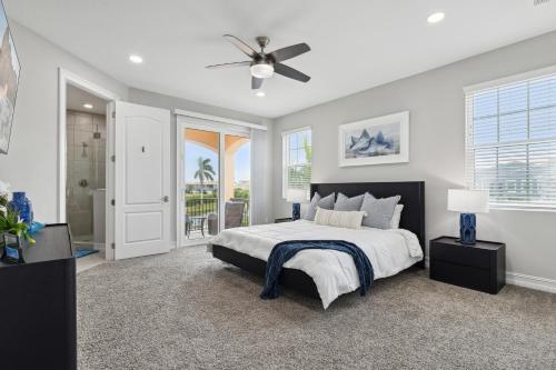 Un dormitorio con una cama y un ventilador de techo. en 148 Mediterranean Way, en Indian Harbour Beach