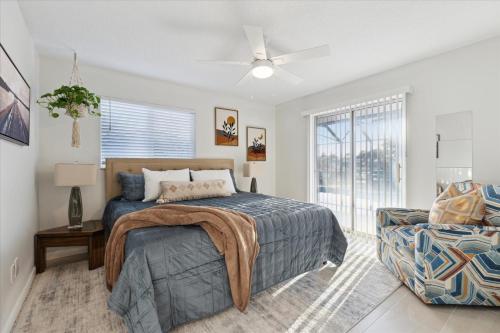 Un dormitorio con una cama y un ventilador de techo. en 307 Brightwaters Dr, en Cocoa Beach