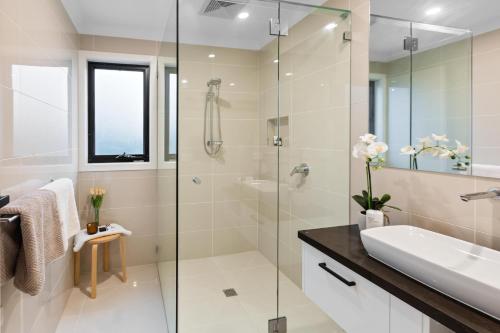 Un baño con ducha de cristal y lavabo. en Bridge Water Views, en Bonnie Doon