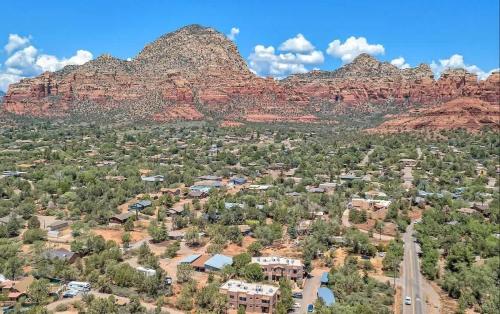 Una vista aérea de un pueblo frente a una montaña. en Grasshopper Lane Getaway- Your Sedona Oasis, en Sedona