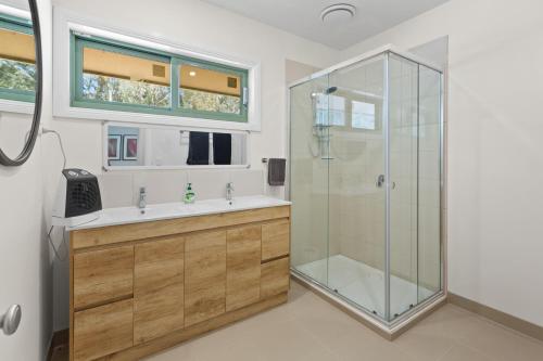 un baño con ducha y lavabo en Balewood House, en Bonnie Doon