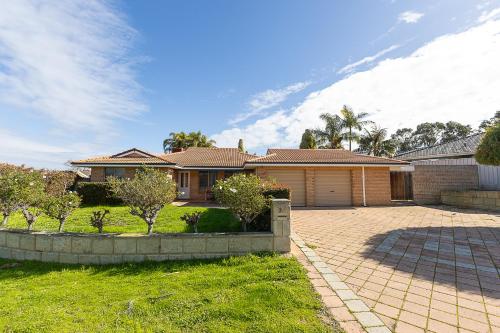 Φωτογραφία από το άλμπουμ του Family-Friendly 4BR Home Near Hillarys, Beaches & Trails Fast WiFi, Backyard στο Περθ