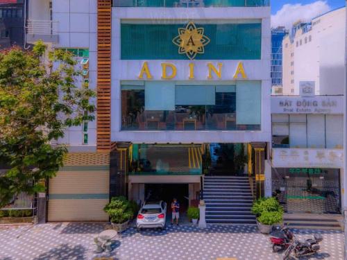 un edificio con un coche aparcado delante en Adina hotel Đa Nang Beach, en Da Nang