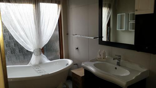 Ванная комната в Eagle Rock Executive Guest House