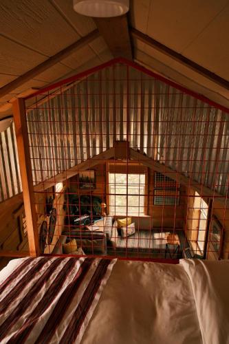 Postel nebo postele na pokoji v ubytování Crows Nest Treehouse At El Mstico Ranch