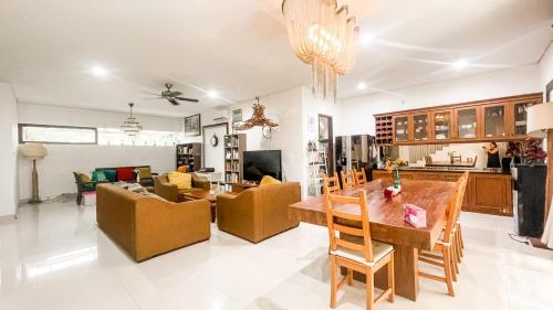 Posezení v ubytování Treevilla 3 Bedroom Home with Private Pool in Jagakarsa South Jakarta