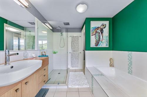 Koupelna v ubytování Airlie Summit Ocean Retreat