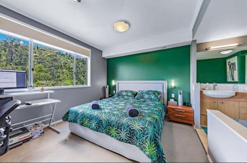 Postel nebo postele na pokoji v ubytování Airlie Summit Ocean Retreat