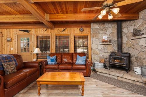 Χώρος καθιστικού στο Toste Cabin- Spacious 3br Cabin In East Village!