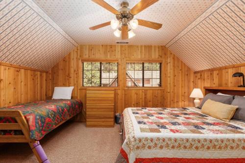 Ένα ή περισσότερα κρεβάτια σε δωμάτιο στο Toste Cabin- Spacious 3br Cabin In East Village!
