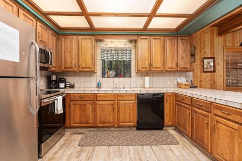 Η κουζίνα ή μικρή κουζίνα στο Toste Cabin- Spacious 3br Cabin In East Village!