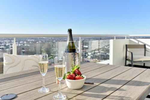 Minuman di Pacific Horizon - Luxury Sky Suite - 19th Floor City Views