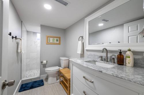 Ένα μπάνιο στο Family Retreat W Hot Tub & Fire Pit