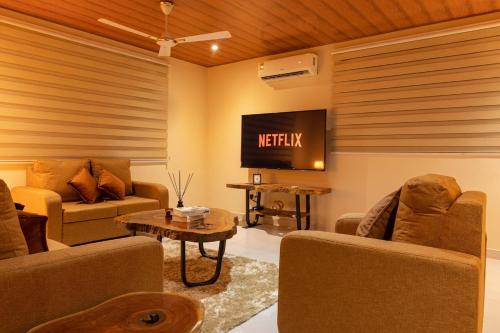 African Retreat-Open to Number of BDR choice plus Space
