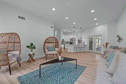 a living room with a couch and a table at Chic Stylish Pool House 4 King bed new renovated in Plant City
