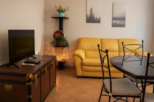 TV a/nebo společenská místnost v ubytování Attic Apartment