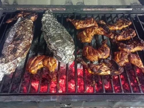 un gril avec de la viande et d'autres aliments dessus dans l'établissement heritage Kalawewa holiday resort, à Balaluwewa