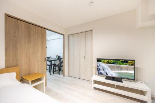 Ikebukuro 8 min walk, Kanamecho 6 min walk, 25sqm room, 2 guests, Direct access to Shinjuku, Shibuya, Tokyo, Ueno, 1 double bed