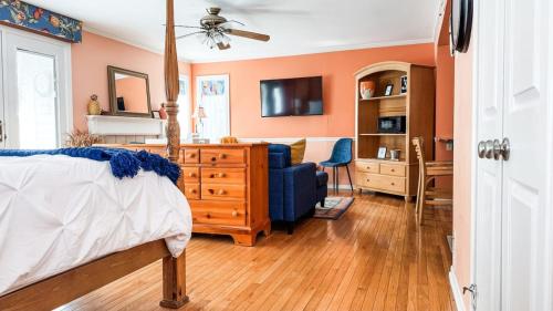 a bedroom with a bed and a desk and a chair at Villa Signor in Norwich