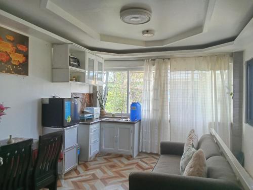 Dapur atau dapur kecil di Huge room with kitchen