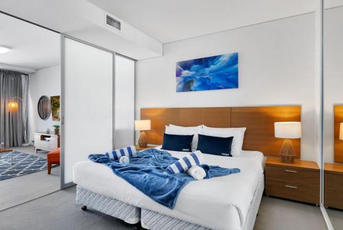 Cama o camas de una habitación en Belle Escapes 703 Harbour Lights Cairns Apartment with water views