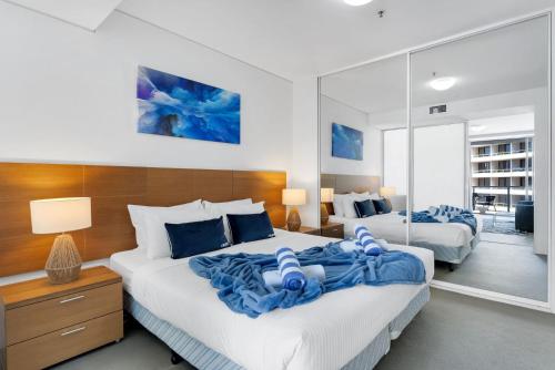 Cama o camas de una habitación en Belle Escapes 703 Harbour Lights Cairns Apartment with water views