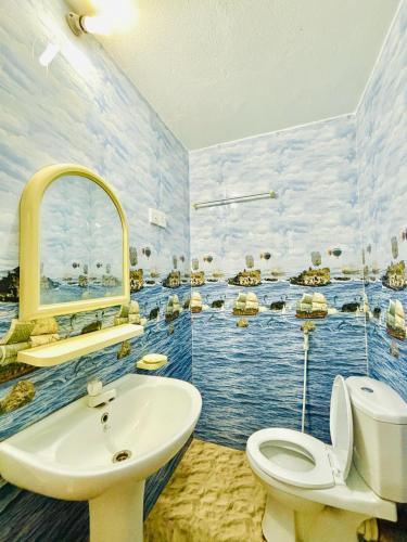 ニラヴェリにあるPranu Houseの洗面台、トイレ、水道のあるバスルーム