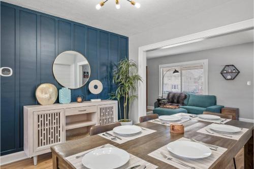 a dining room with a table and a mirror at Amazing Parma Home King Bed Full Office Room in Parma