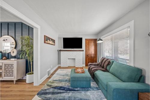 a living room with a couch and a tv at Amazing Parma Home King Bed Full Office Room in Parma