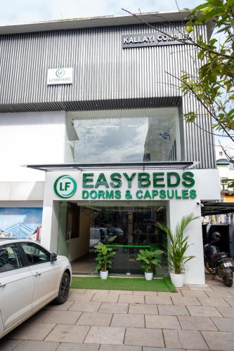 コーリコードにあるLF Easybedsの車商の前に停車した車