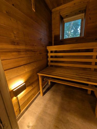 an empty sauna with a bench in a cabin at Drängstugan in Kolbäck