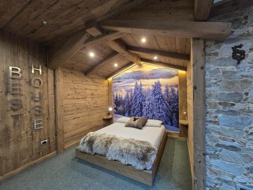 a bedroom with a bed in a log cabin at Best House snc di Elisa Baroni e Beatrice Dei Cas in Bormio