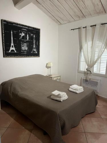 une chambre avec un lit avec deux serviettes dessus dans l'établissement Appartement 5 personnes village provençal du haut var claviers, à Claviers